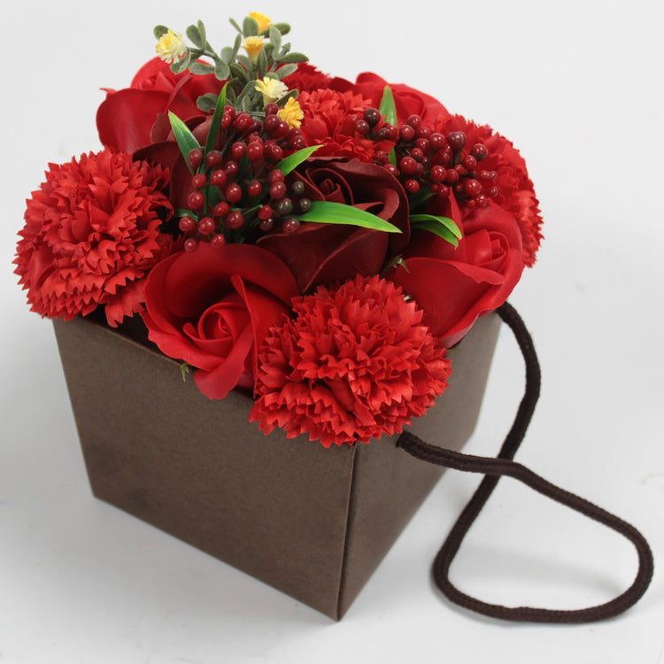 Buchet de Flori de Săpun - Trandafir Roșu și Garoafe