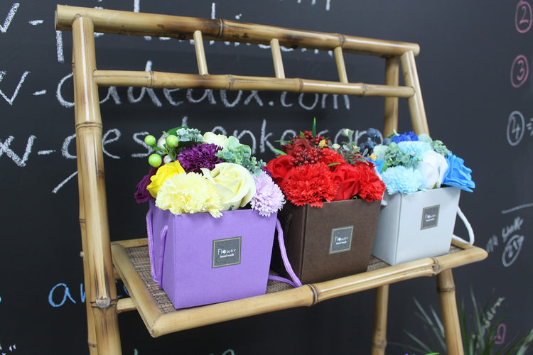 Buchet de Flori de Săpun - Trandafir Roșu și Garoafe