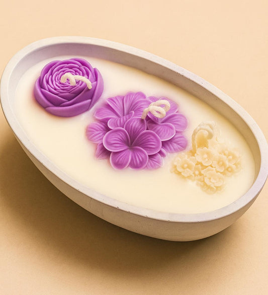 Lumânare parfumată în vas tip bărcuță handmade-Miros floral din lemn de santal